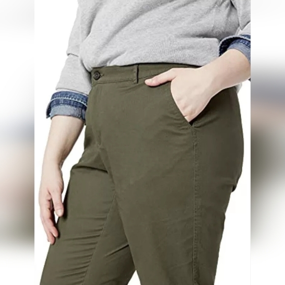 NWT Amazon Essentials Women Cropped Girlfriend Chino Pant in Olive - Picture 1 of 7